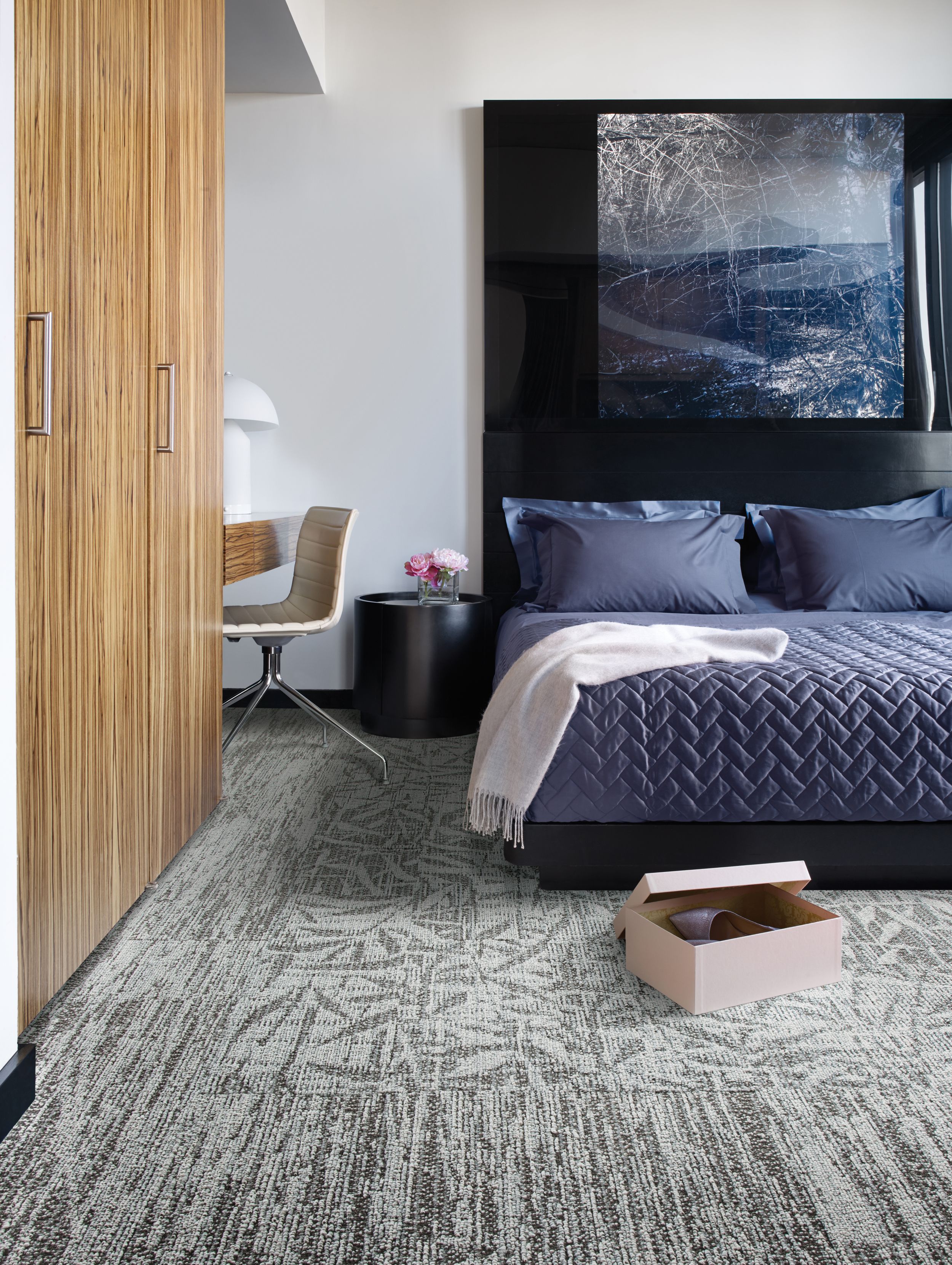 Interface RMS 507 and RMS 508 plank carpet tile in hotel guest room with pink shoe box on floor and robe on bed numéro d’image 5